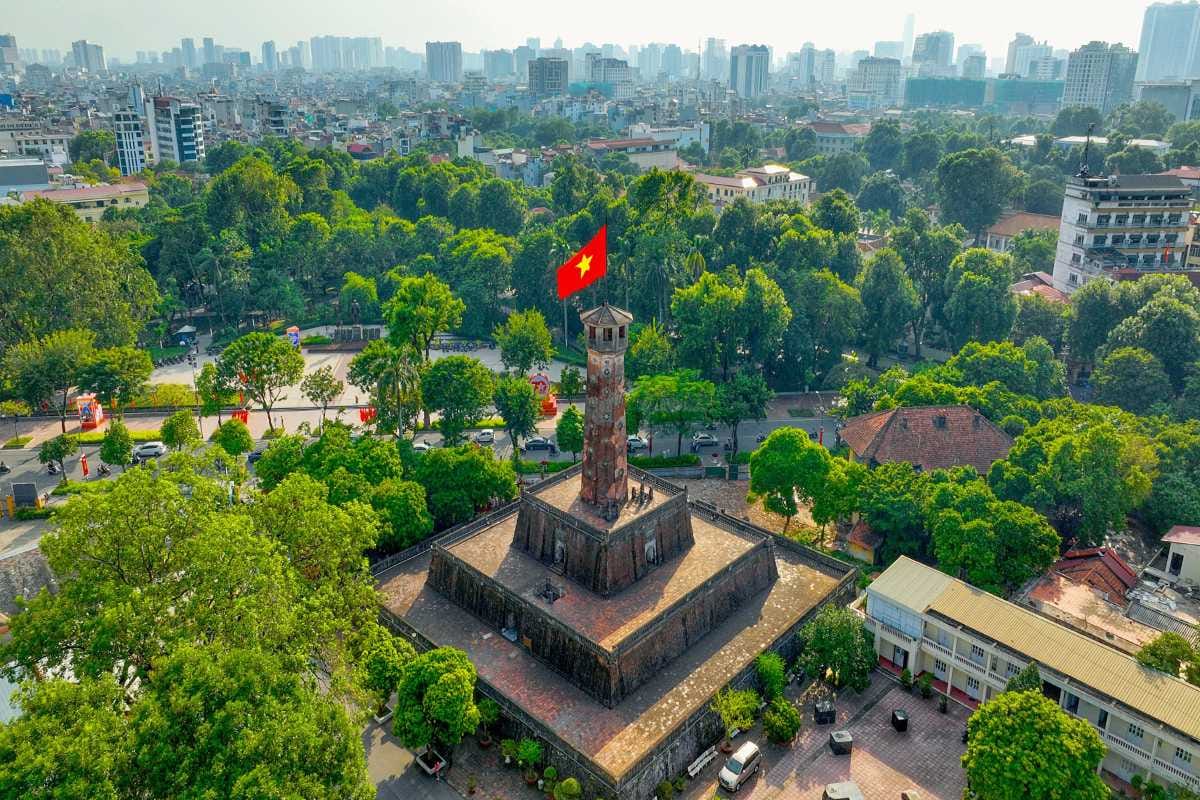 Khuôn viên xung quanh Cột cờ Hà Nội